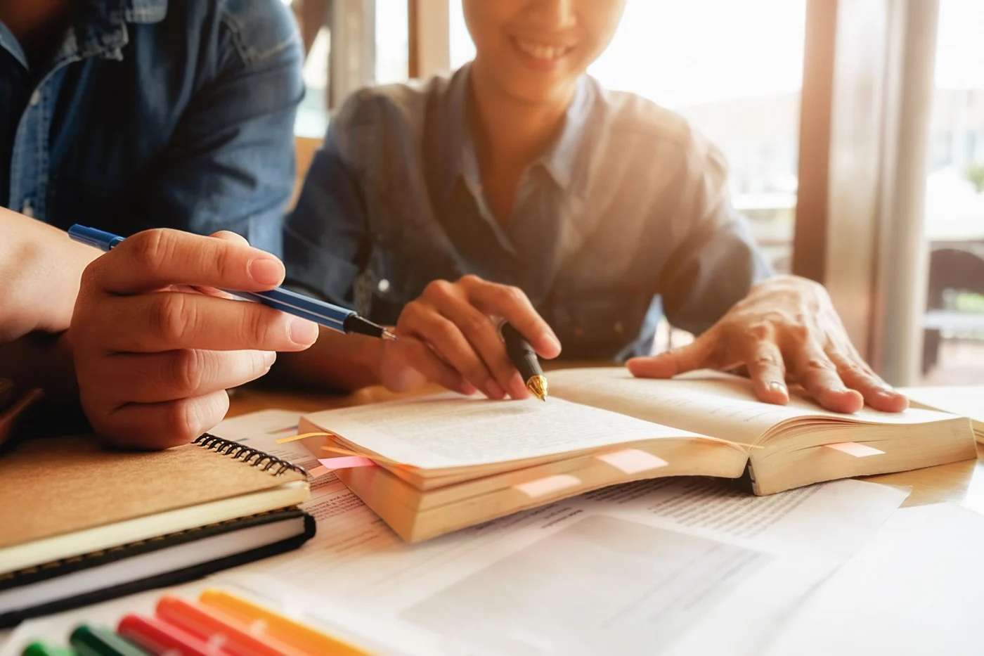 Pessoas estudando e desenvolvendo atividades em grupo